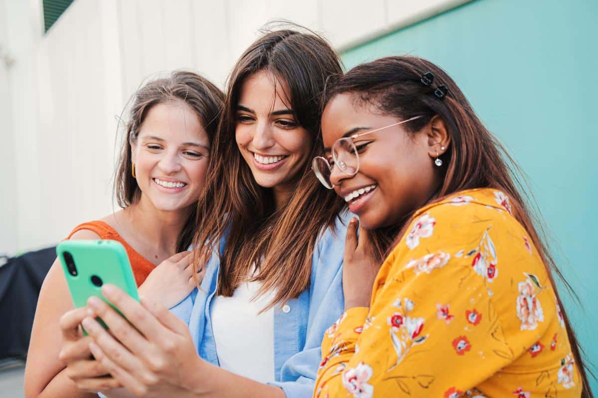 Friends-together-smiling-phone Patient testimonials