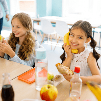 Best healthy snacks for kids teeth (and worst) 1 Children enjoying healthy snacks at school, representing healthy snacks for kids teeth